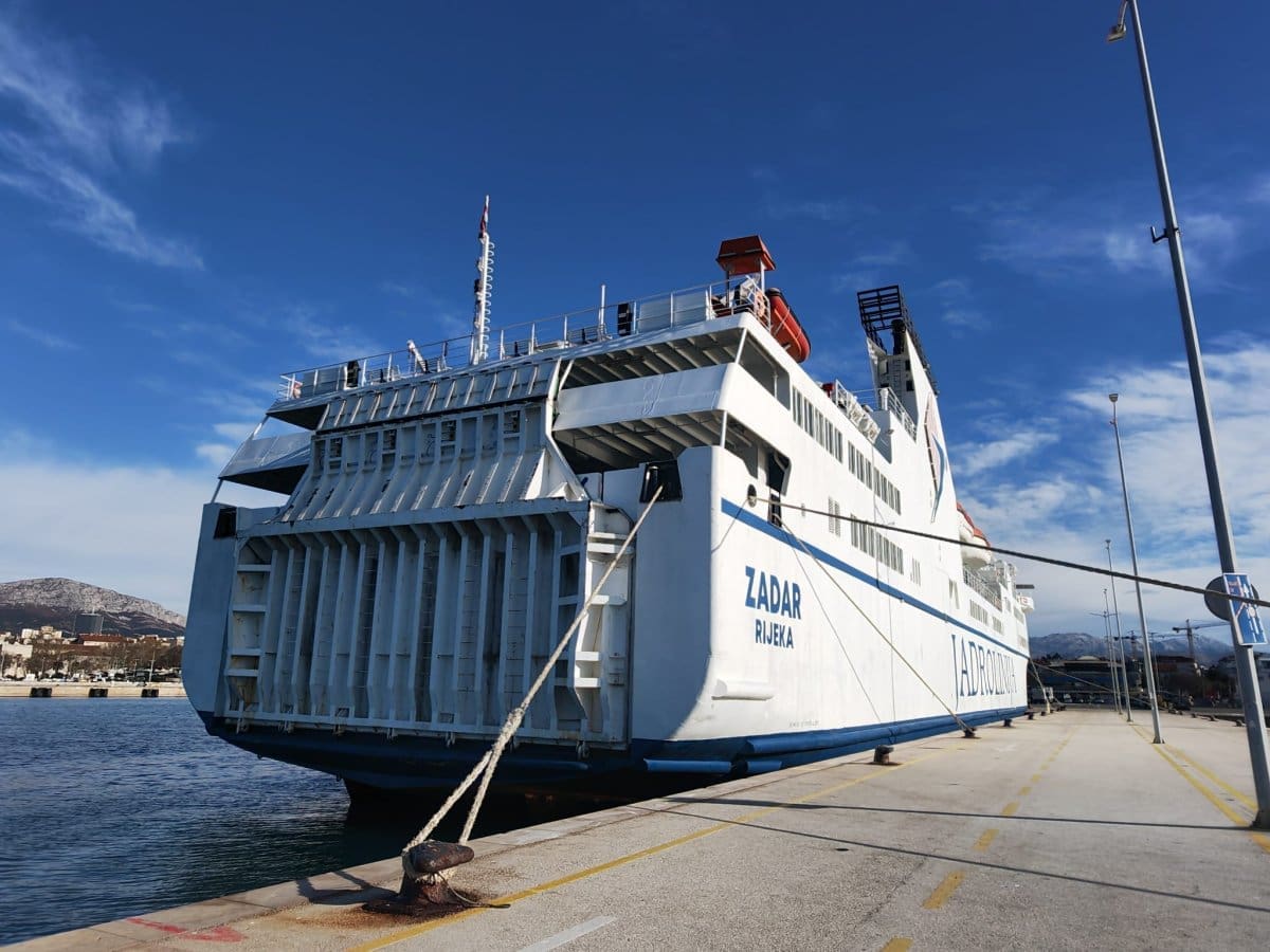 Do problema na trajektu Zadar navodno je došlo zbog vode u gorivu. Iz INA-e kažu: "Ovaj trajekt s istim gorivom plovi već četiri dana!"