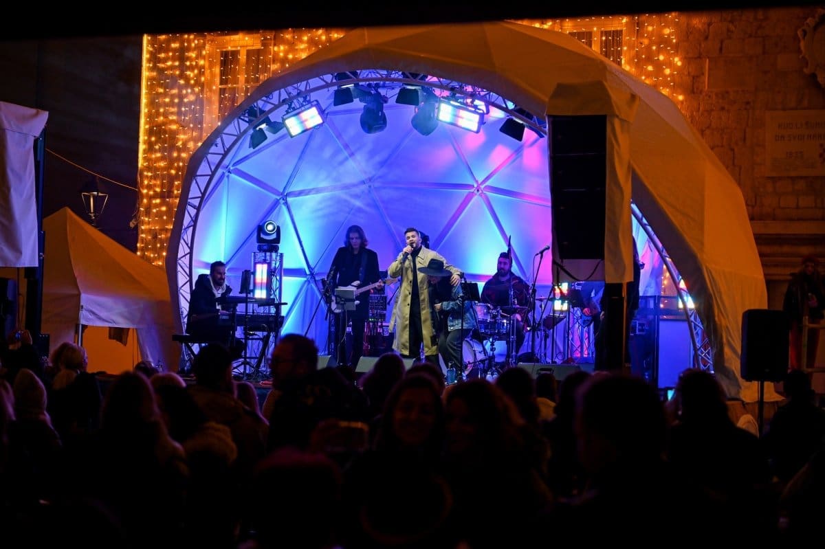 Bogat glazbeni početak tjedna u Trogiru: Jutarnji show uz Domenicu, večernji uz Damira Kedžu & Zsa Zsu