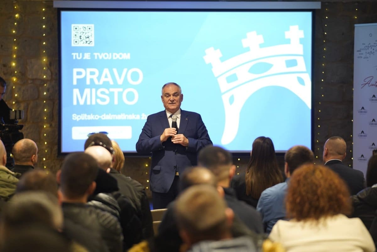 'TU JE TVOJ DOM' Novi korisnici potpisali ugovore, nastavlja se poznati projekt Splitsko-dalmatinske županije. Župan Boban ponosan: "Popravit ćemo demografsku sliku cijele Zagore"