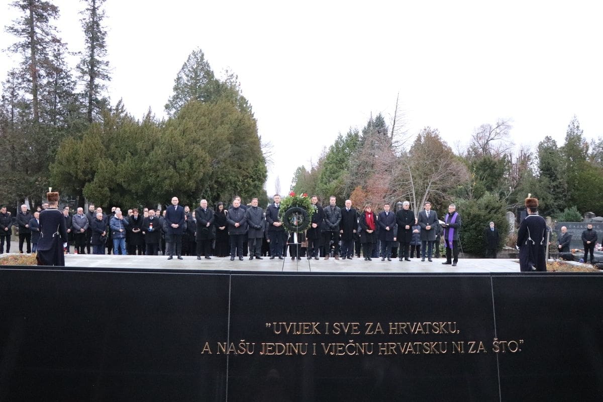 Premijer Plenković obilježio 25 godina od smrti prvog hrvatskog predsjednika: "Njegova mudrost, vizija i vrijednosti i dalje nas vode..."