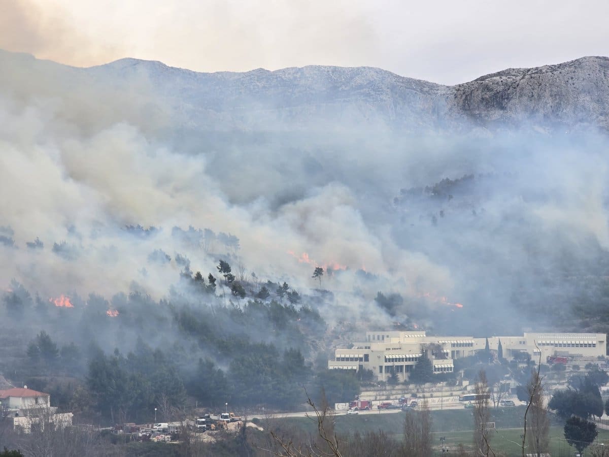 Vatrogasci se u Žrnovnici bore s vatrom. Okružila je školu, evo novih snimki