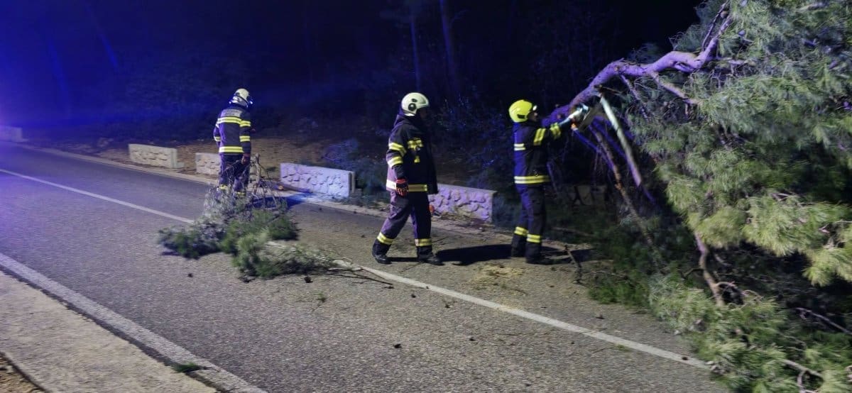 TREĆU NOĆ BURA UZROKUJE PROBLEME Ova prometnica je zatvorena: "Osposobljavamo cestu za normalan promet"