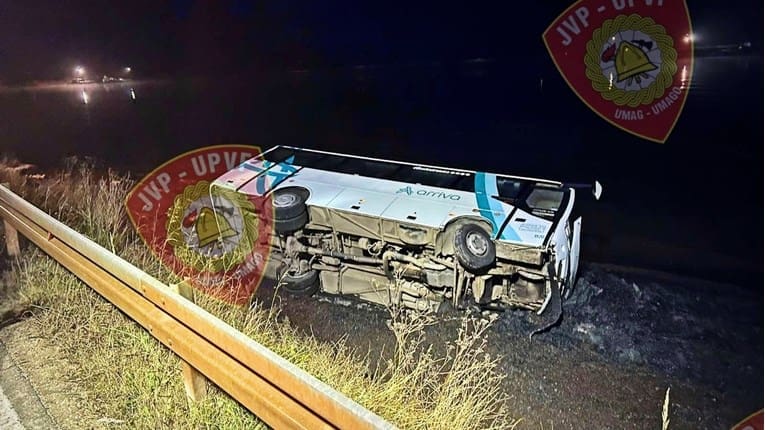 FOTO Mrtav pijan se zabio u bus koji je od udara sletio u more