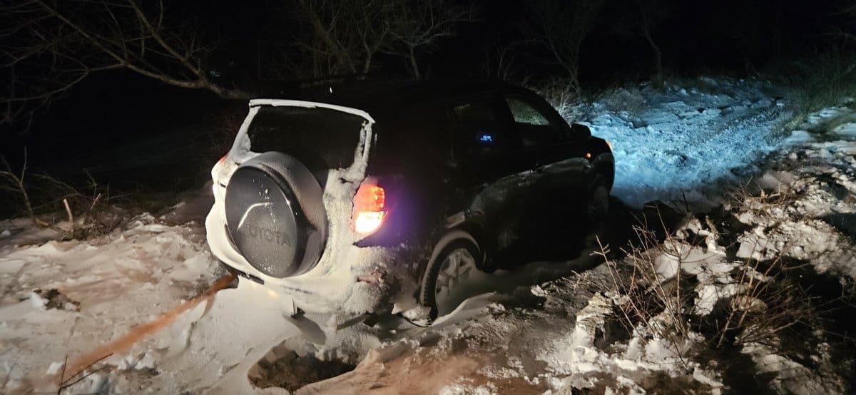 Čak i terenac nije imaš šanse protiv snježne vijavice. HGSS i Civilna zaštita apeliraju: "Suzdržite se odlaska na planine; puno je snijega i leda"