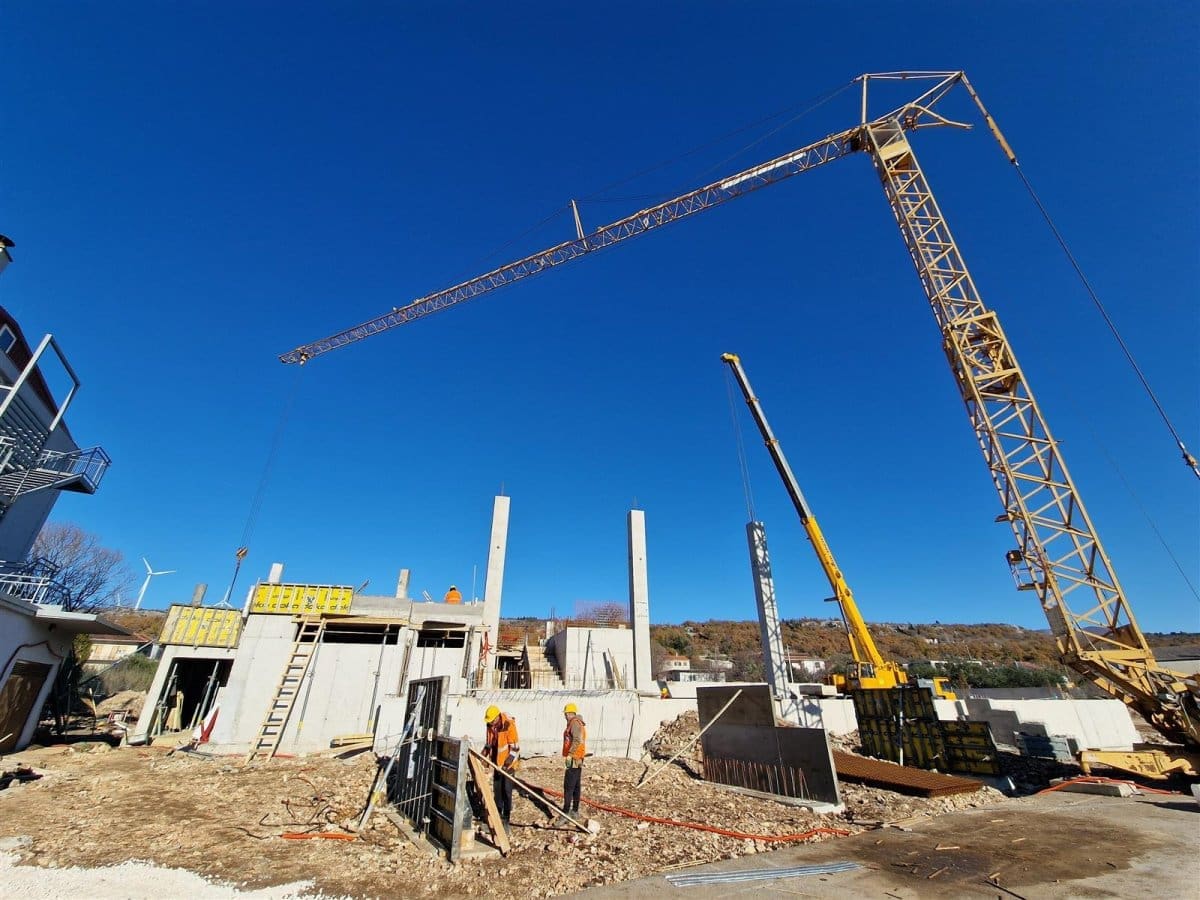 ŽUPANIJI ODOBRENO 28 MILIJUNA EURA Nove škole i dvorane u Dugopolju, Podstrani, Postirama i Šestanovcu