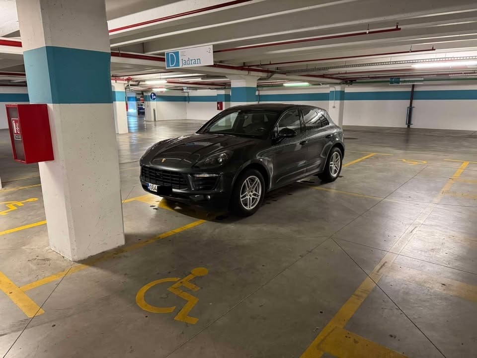 Pogledajte kako se ovaj biser parkirao u garaži splitskog shopping centra: "Možda je vozačka kupljena pa ne zna pravila..."
