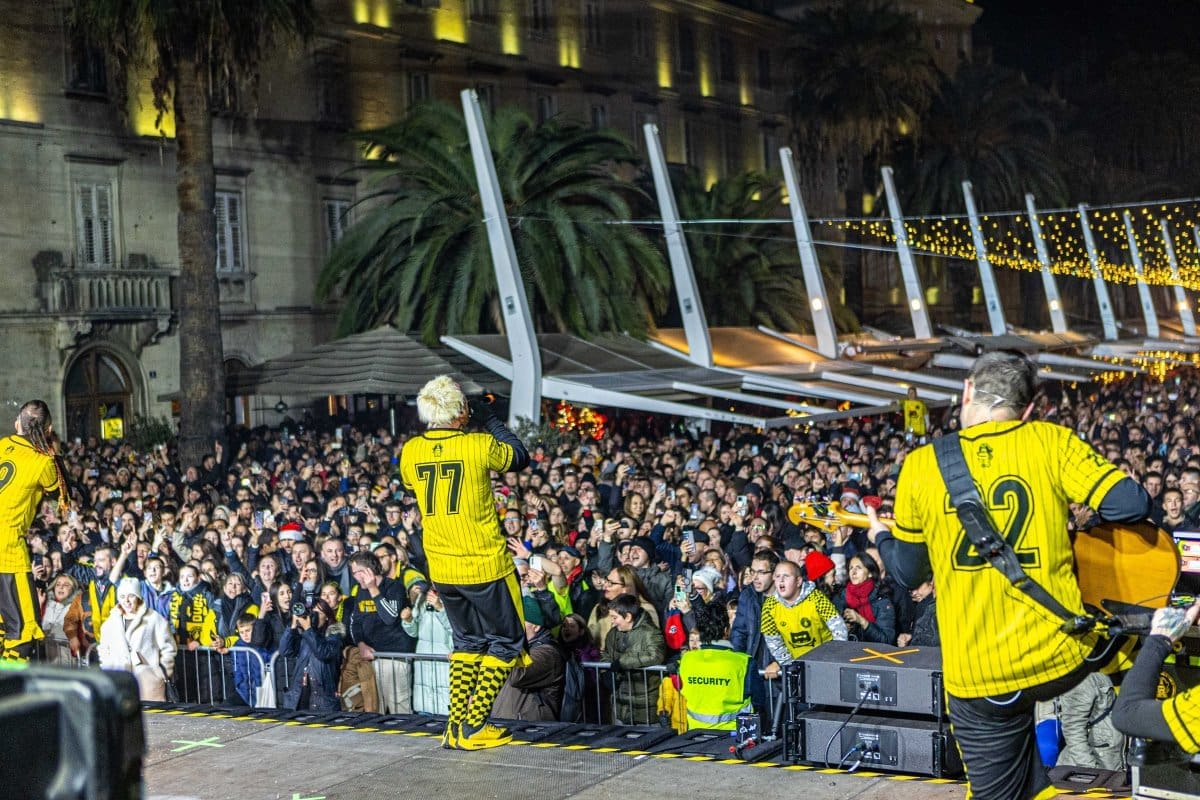 Splićani su napunili Rivu za doček Nove godine, veselja nije nedostajalo