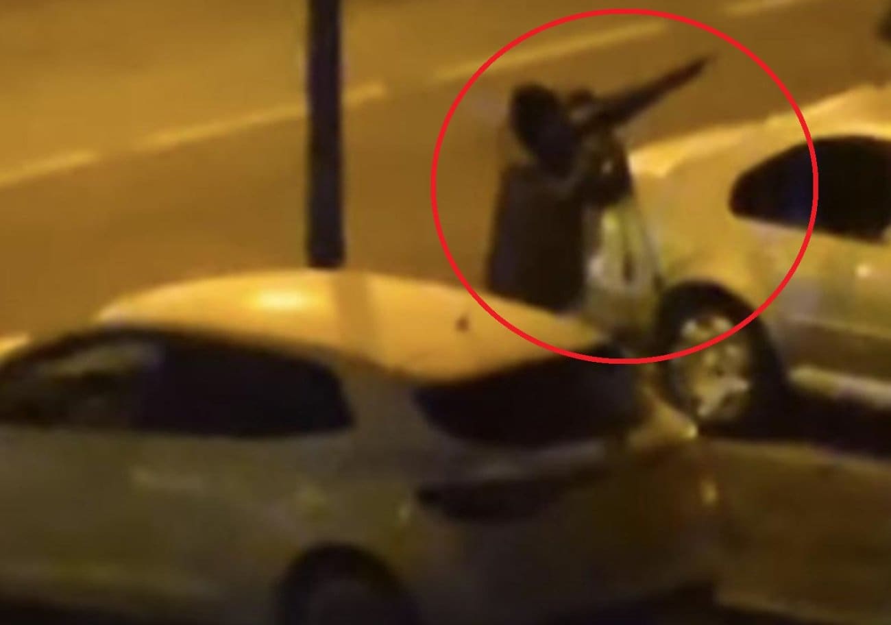 VIDEO Građani prestravljeni ponašanjem nepoznatog muškarca: "Noću puca, krv je posvuda"