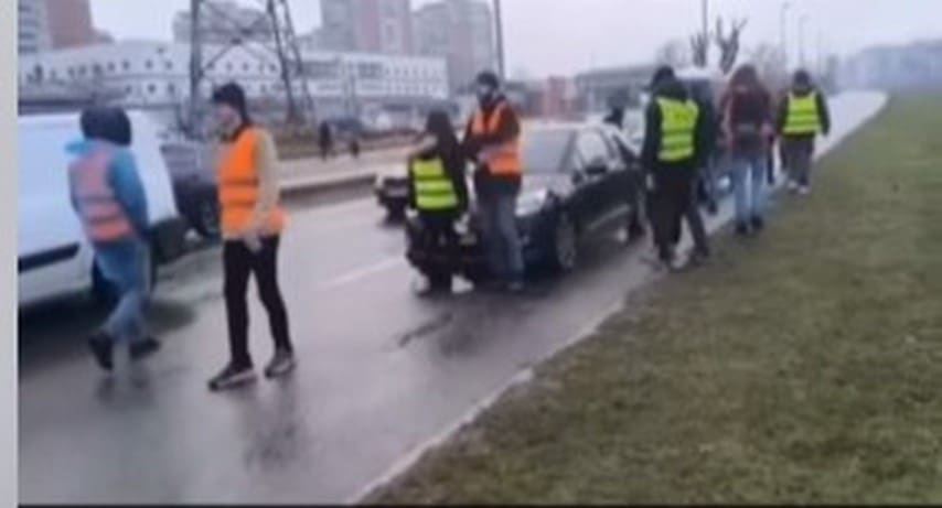 DRAMA NA PROSVJEDU Pogledajte trenutak kada se vozačica zabila u povorku ljudi ljudi, pregazila je studenticu