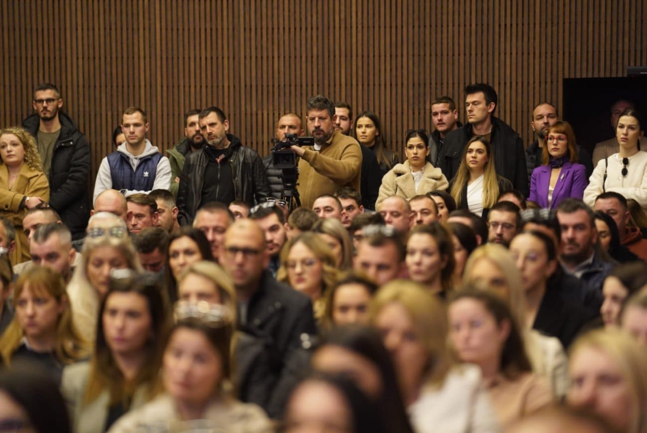 ČOVIK NA ČOVIKU U RADISSONU Kao da se nešto danas dijelilo. I je, čak više od milijun eura