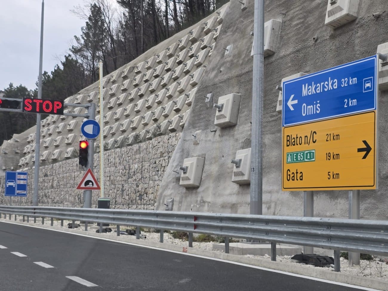 Vjetar stvara probleme na cestama, u prekidu katamaranske i trajektne linije. Zatvorena Omiška obilaznica