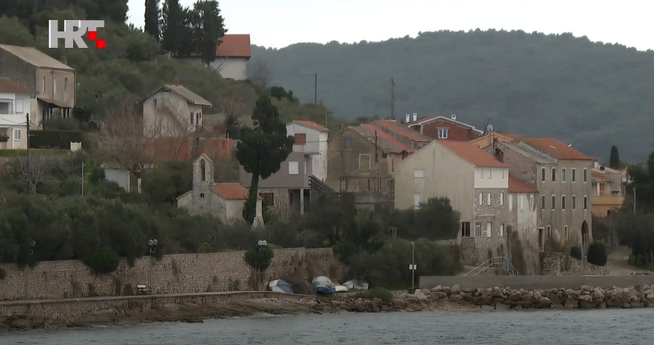 Na ovom dalmatinskom otoku nitko ni s kim ne priča. Nevjerojatna je to priča o neobičnom škoju: "Htio ne htio, uvijek ćeš se posvađati"