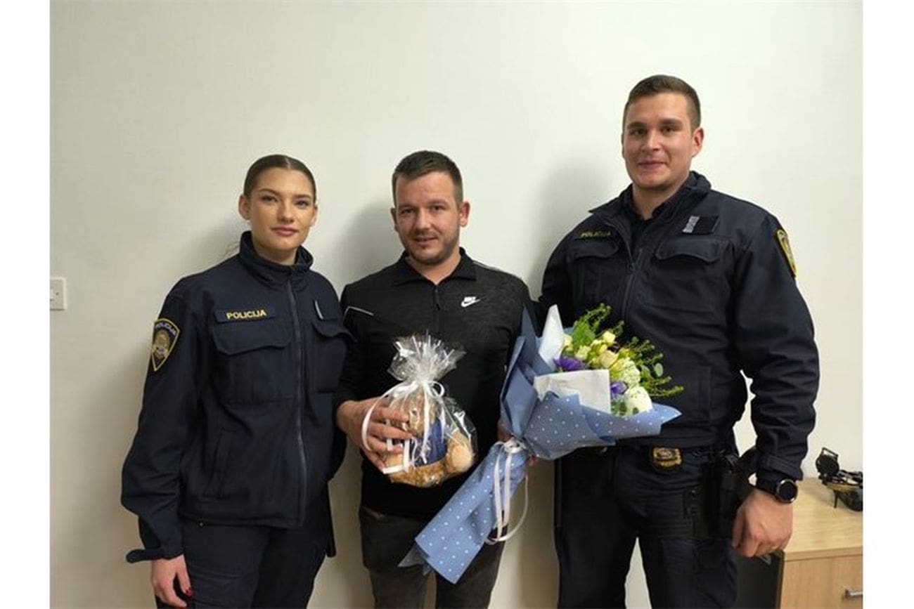 Trogirski policajci Lolita Lana i Marko pomogli trudnici da brže stigne do bolnice, sada su malom Luki odnijeli poklon