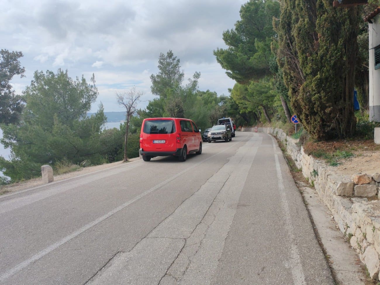 Nova četiri potražna psa traže dječaka na splitskom Marjanu. HGSS-ovci su i na obali mora, a stiglo je i novo pojačanje