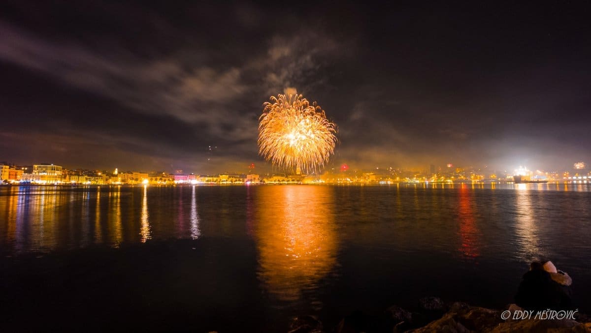 VIDEO Spektakularan vatromet obasjao je nebo nad Splitom u novogodišnjoj noći. Pogledajte kako je to izgledalo