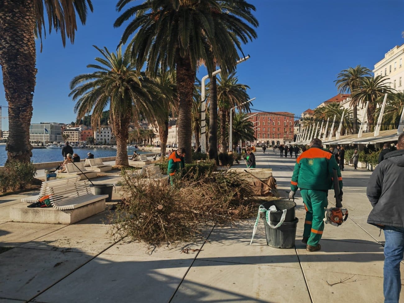 Odoše božićna drvca sa splitske Rive. Pogledajte kako osunčana šetnica danas izgleda