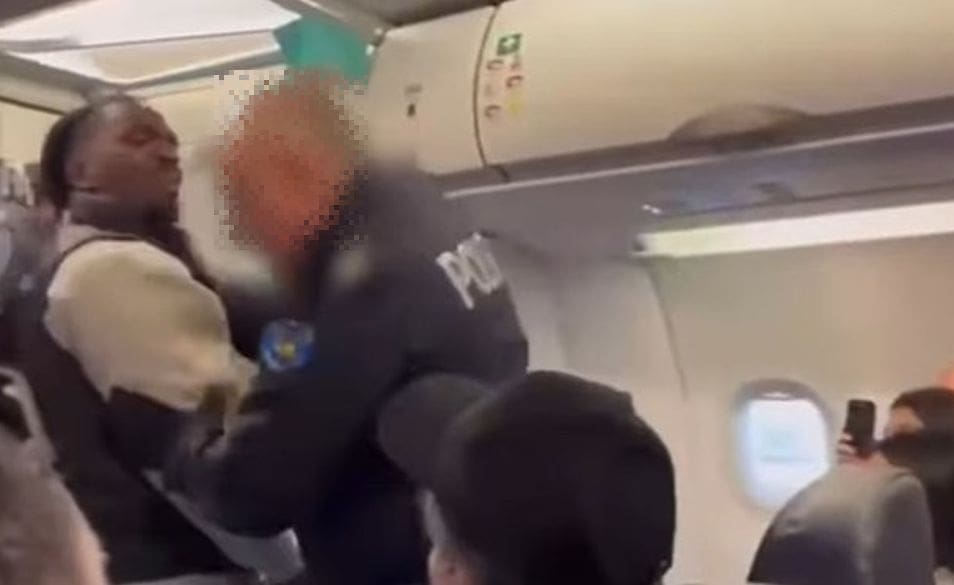 Policija nogometaša izvukla iz aviona, tukla i prijavila. Objavio je snimku