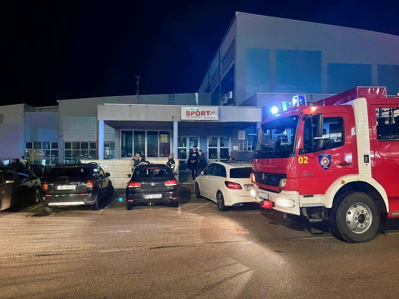 Aktivirao je alarm za požar u makarskoj sportskoj dvorani. Dojurili vatrogasci, uzbuna je bila lažna