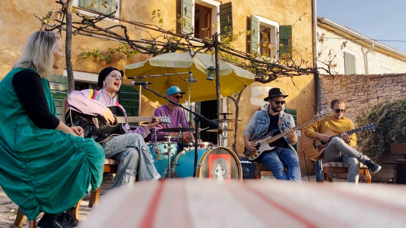 Svi mi stanemo svakome od nas u zagrljaj