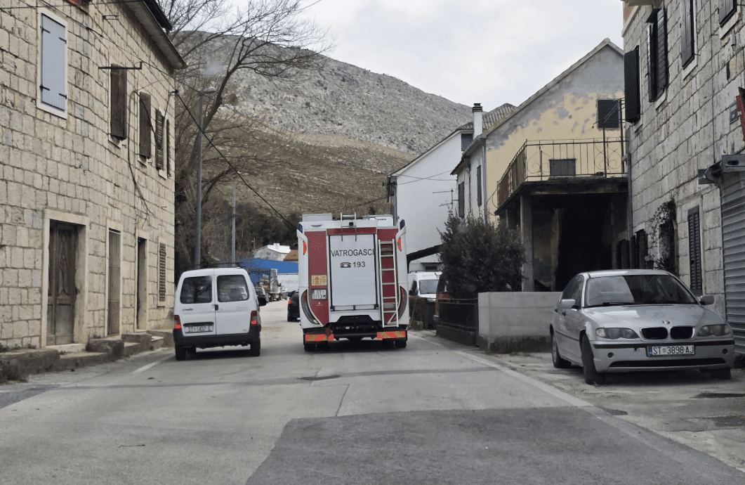 Snažna bura stvara kaos u Dalmaciji: Oboreno stablo blokiralo promet i ometa opskrbu strujom