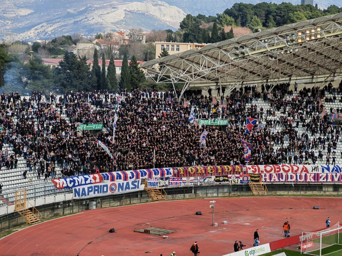 TRESU SE TRIBINE Torcida navija iz petnih žila