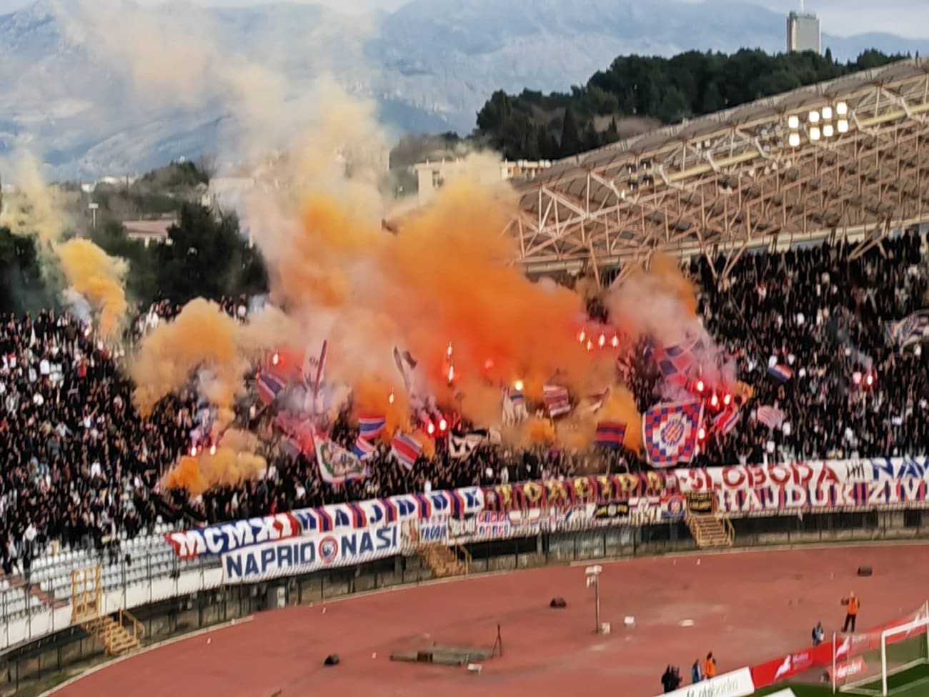 GRUNILO JE Torcida priredila spektakularnu bakljadu na Poljudu