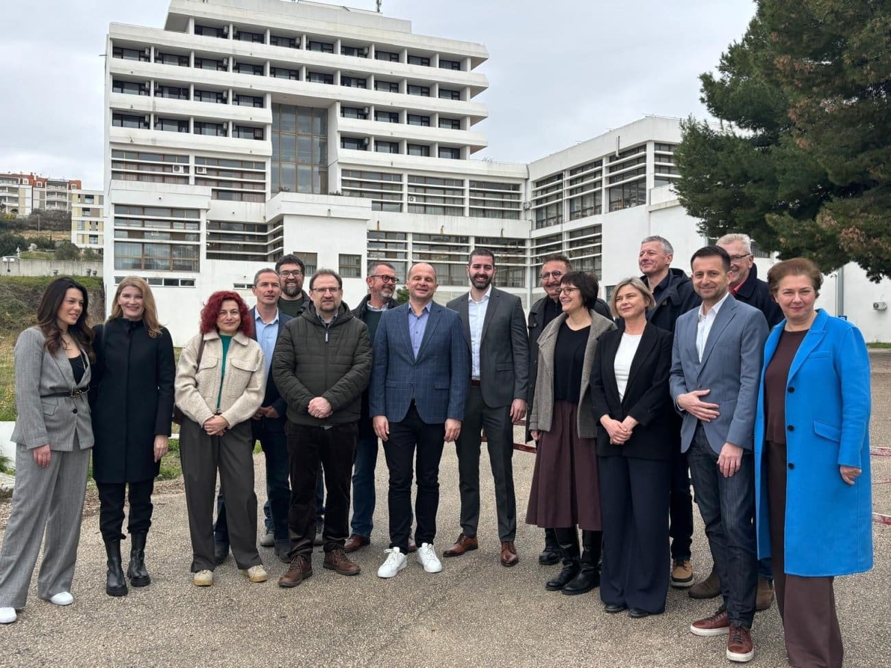 Predstavljen lijevi blok u Splitu: SDP, Možemo i Direkt krenuli u kampanju ispred derutnog hotela, time poslali siboličku poruku