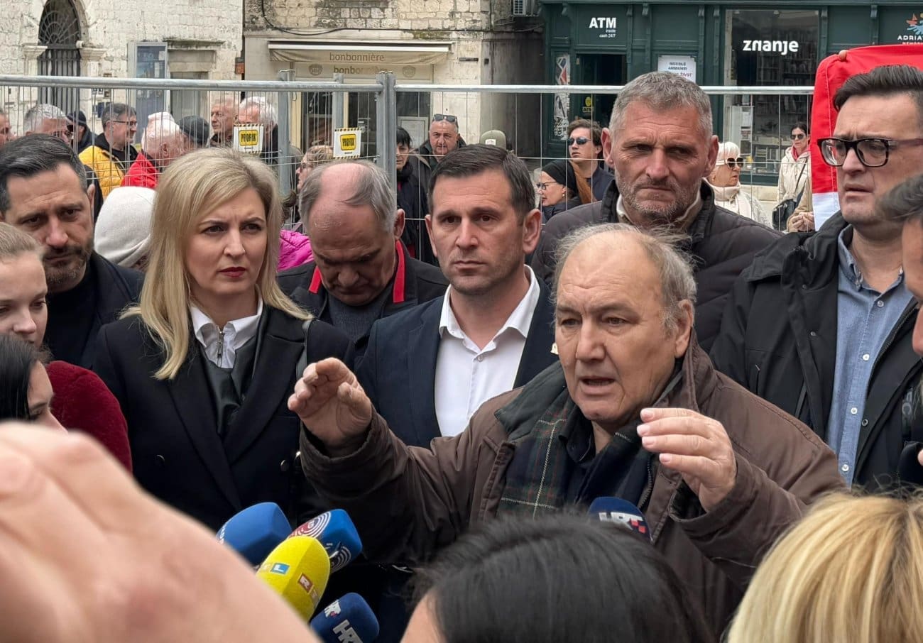 VIDEO Inicident na obraćanju Kovačića: "Ja govorim sad!", prosvjednik novinaru: "Ma ti si k**ac!"