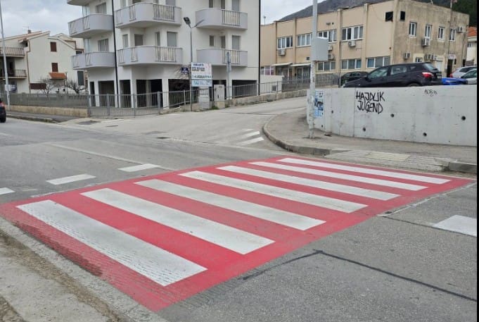 Stigla nova svjetlosna signalizacija na cesti u Podstrani