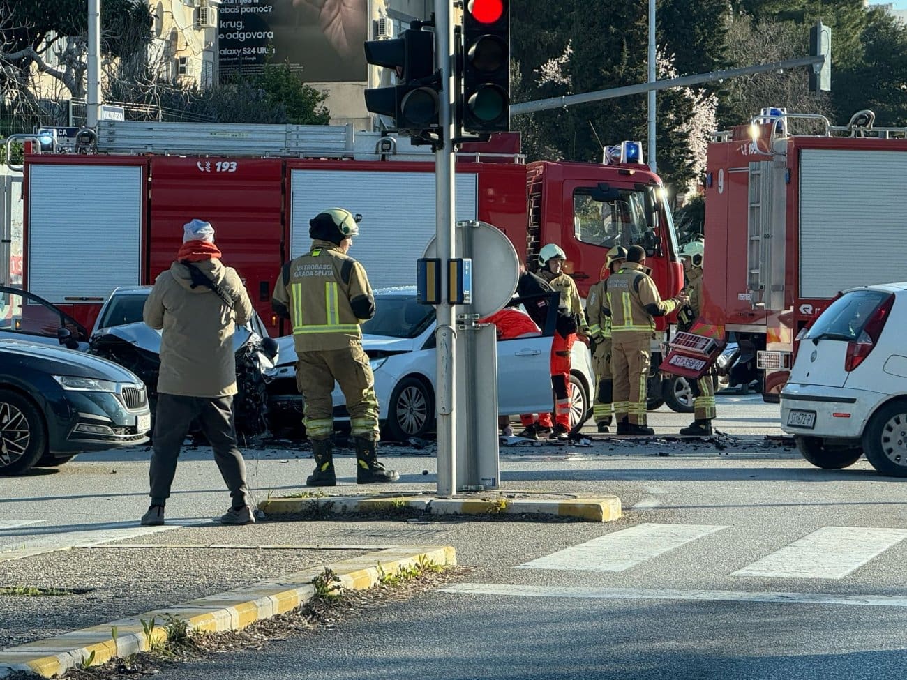 FOTO Sudarili se vatrogasci i dva automobila, tri osobe prevezene u bolnicu
