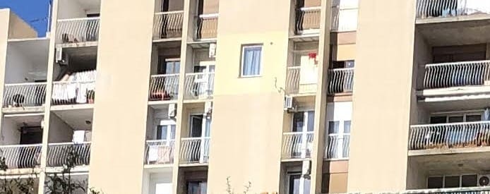 PA KOLIKO IH JOŠ IMA? Evo još jednog prozora nasred fasade u Splitu