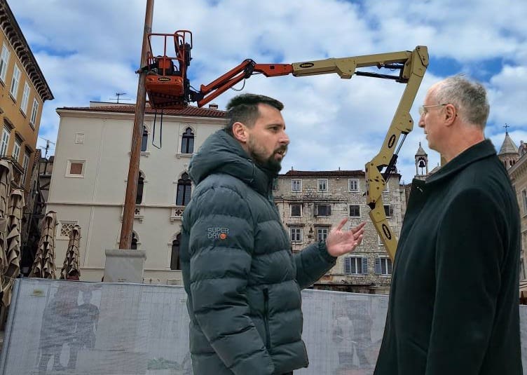 DRAMA NA PJACI Kuzma Kovačić zvao policiju, građani u šoku: "Tužno je gledati kako uništavaju njegovo djelo"