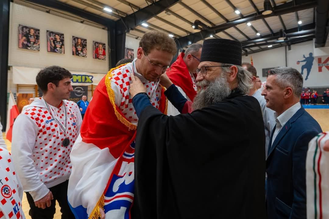 PA OVO JE HIT! Hrvatska svećenička reprezentacija slavi uz Thompsonovu pjesmu