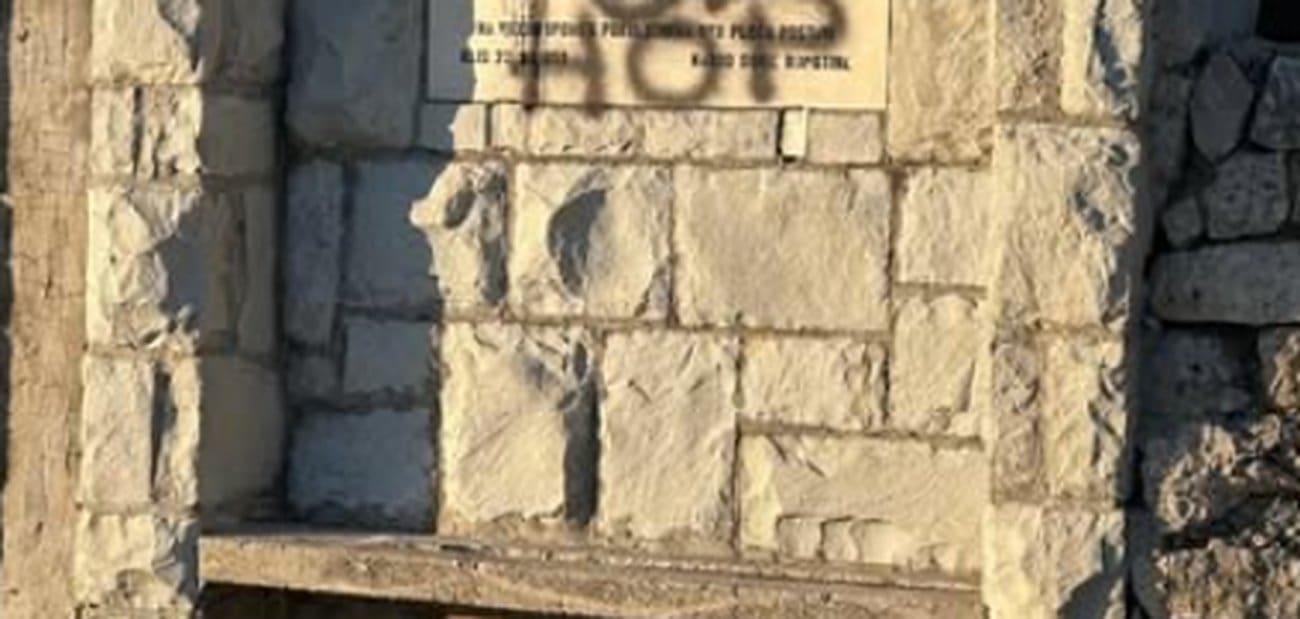 U naselju kod Klisa na antifašističkom spomeniku osvanuli ustaški simboli
