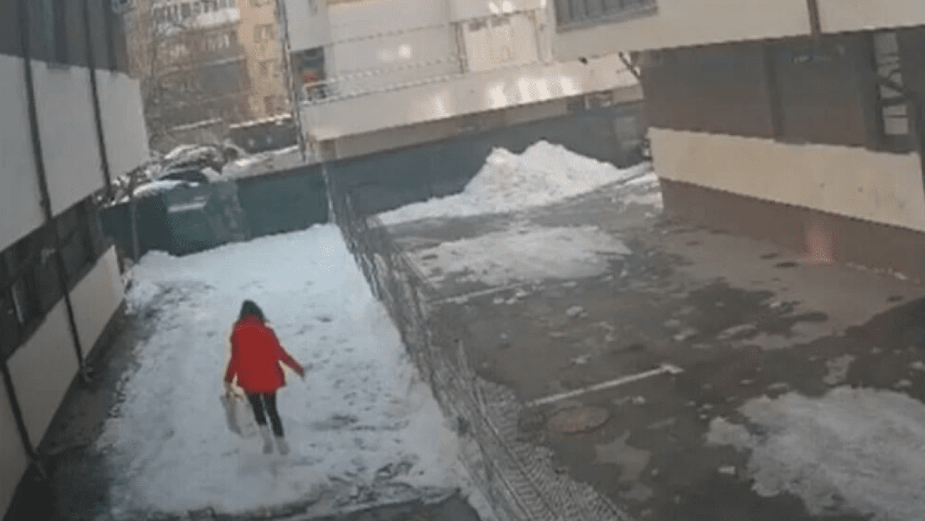 Gromada snijega pala s krova na mladu majku i ubila je