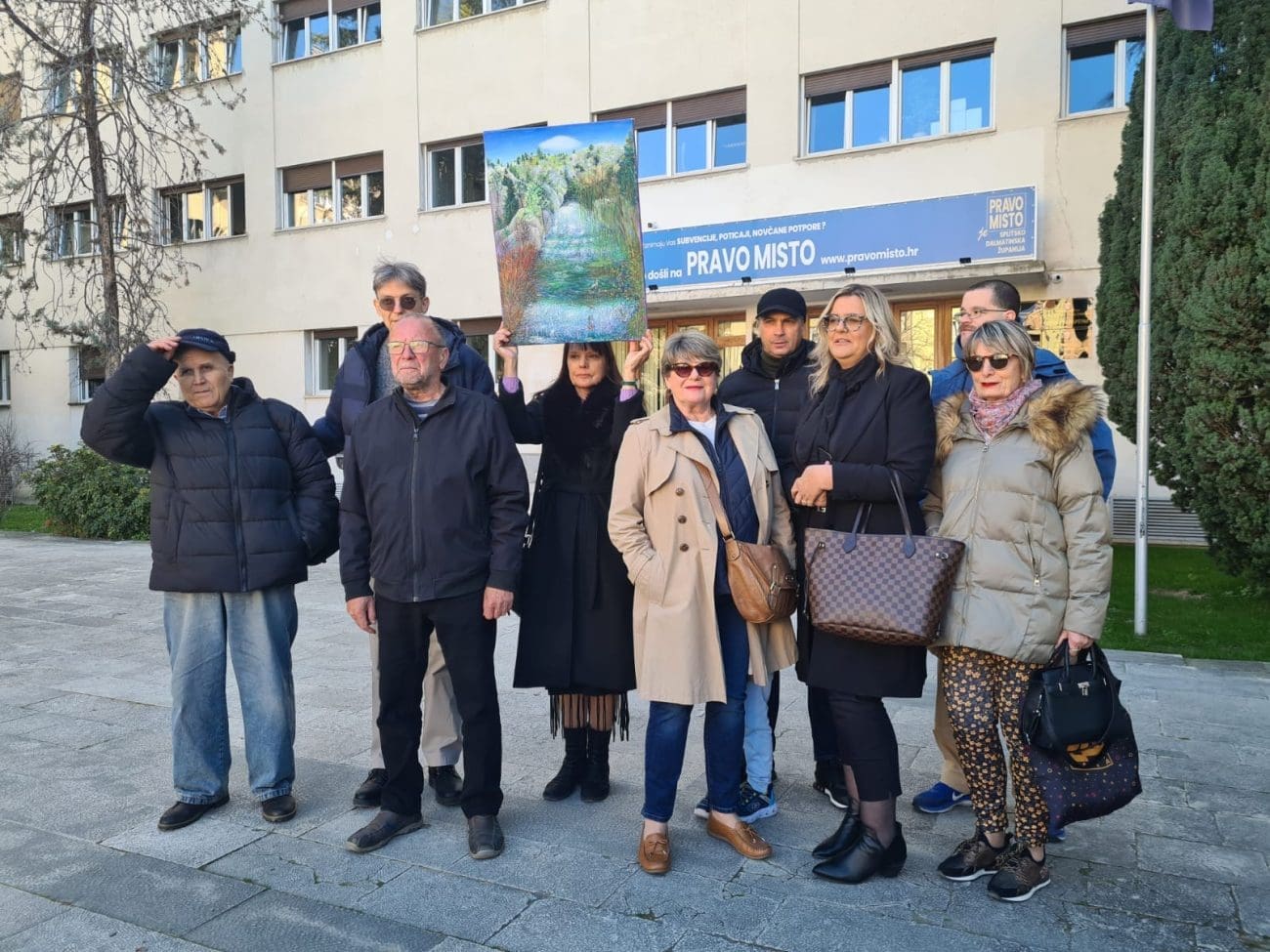 Aktivisti pred zgradom SDŽ upozorili: 'Lećevica će zatrovati pet rijeka - Krku, Jadro, Pantanu, Žrnovnicu i Čikolu'