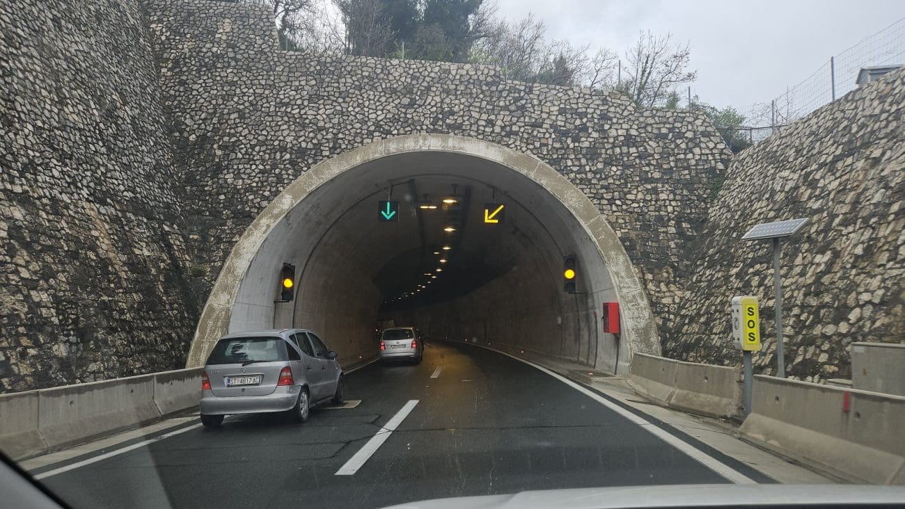 auto u kvaru brza cesta foto citatelj 1