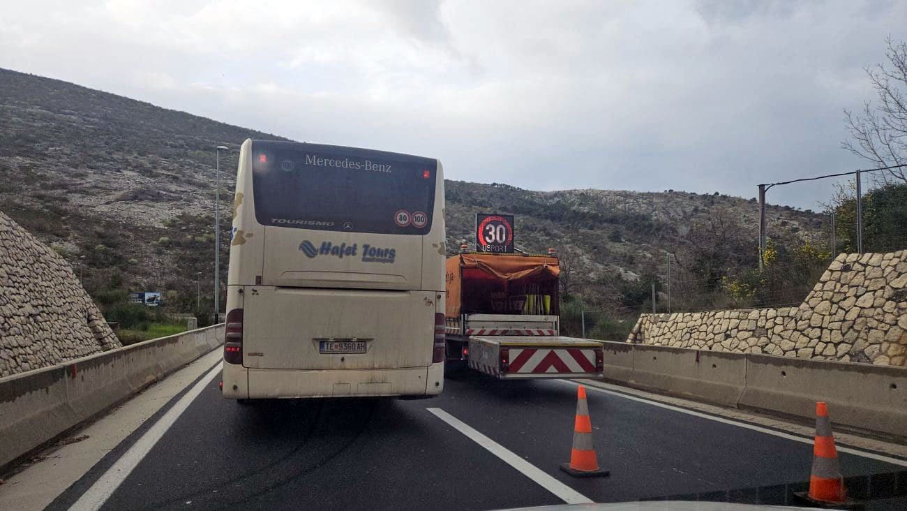 Pokvario se auto na brzoj cesti Klis-Solin, odmah je nastala gužva