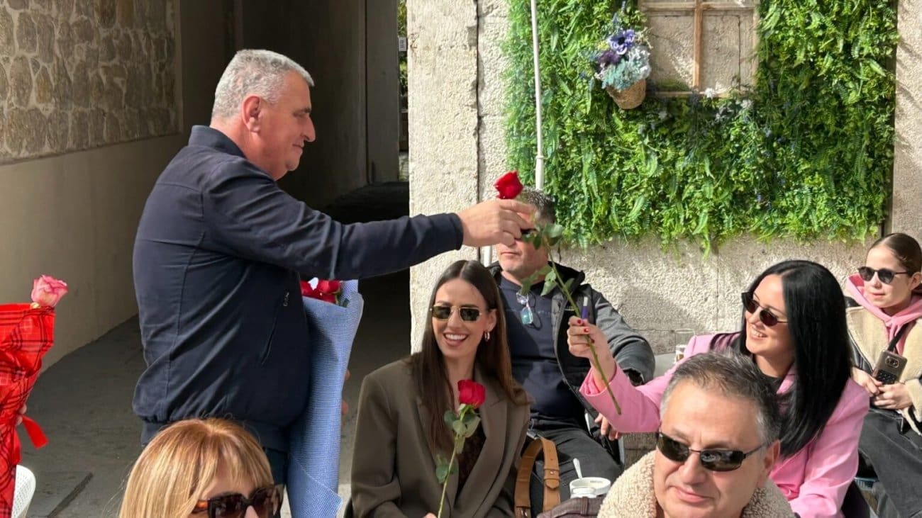 Zgodne Sinjanke glavne zvijezde subotnje špice: Dobile ruže i poljupce