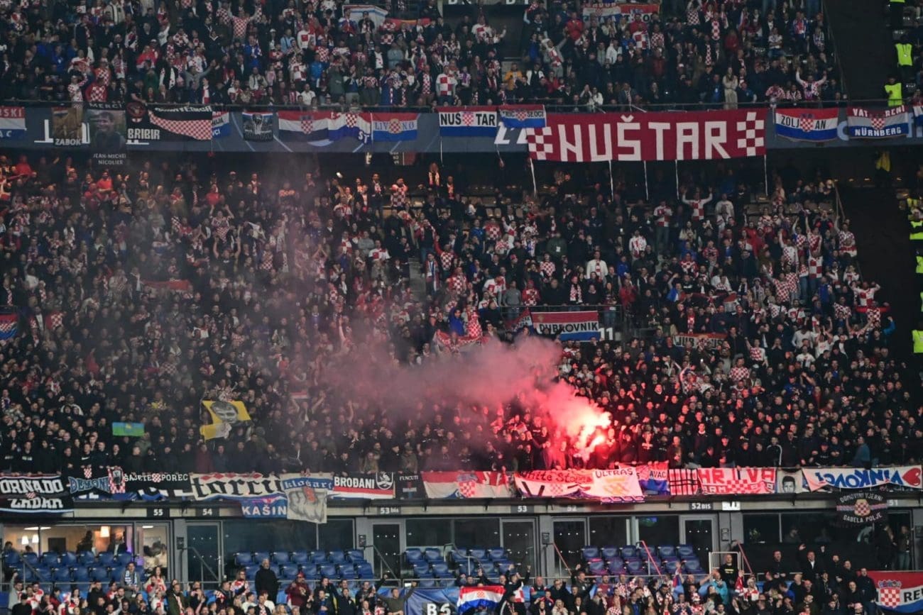 IZ PARIZA Vatreni se brane, Francuzi žestoko napadaju. Na tribinama su glasni hrvatski navijači