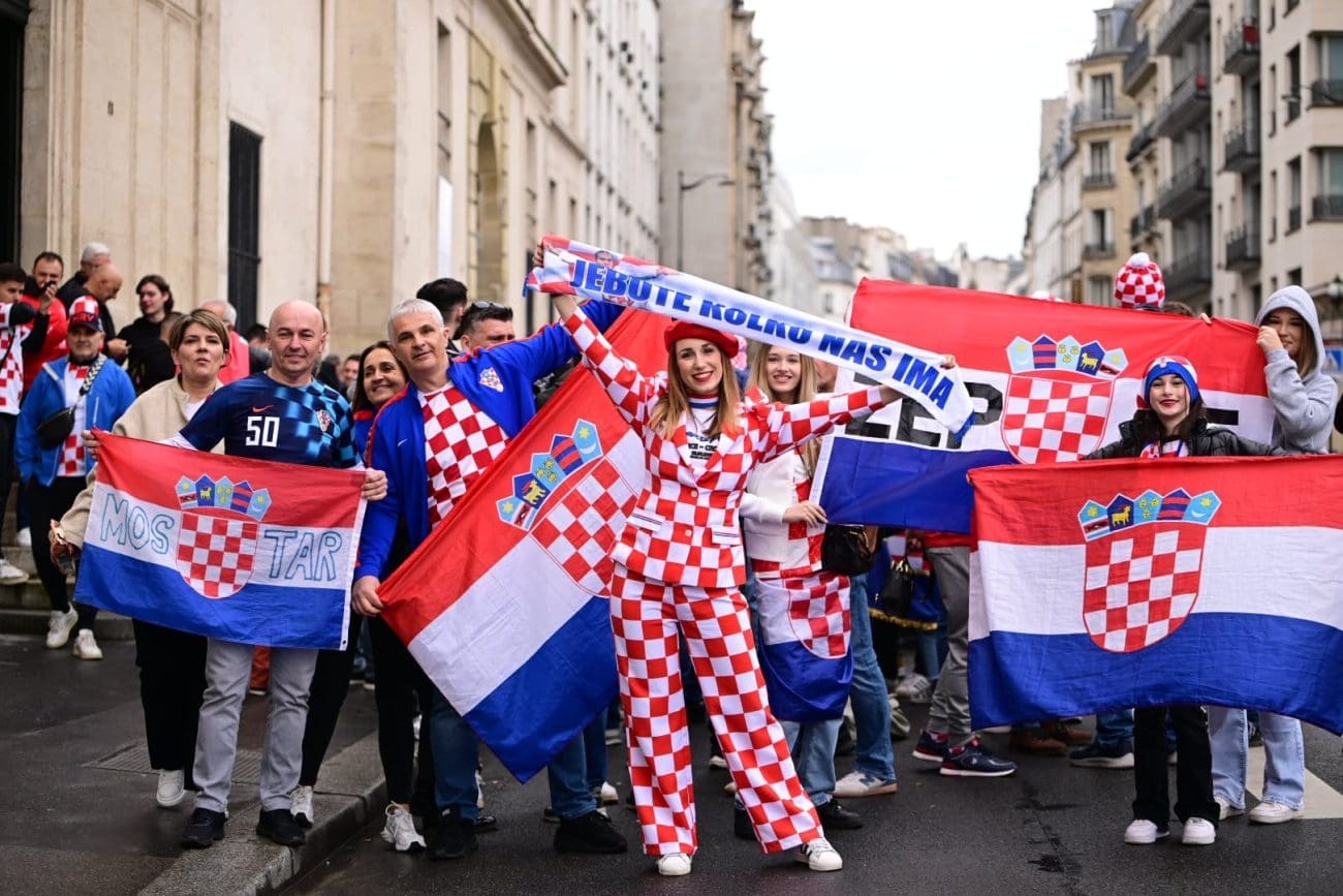 Misteriozna navijačica obojila Pariz u kockice. Tko je ona?