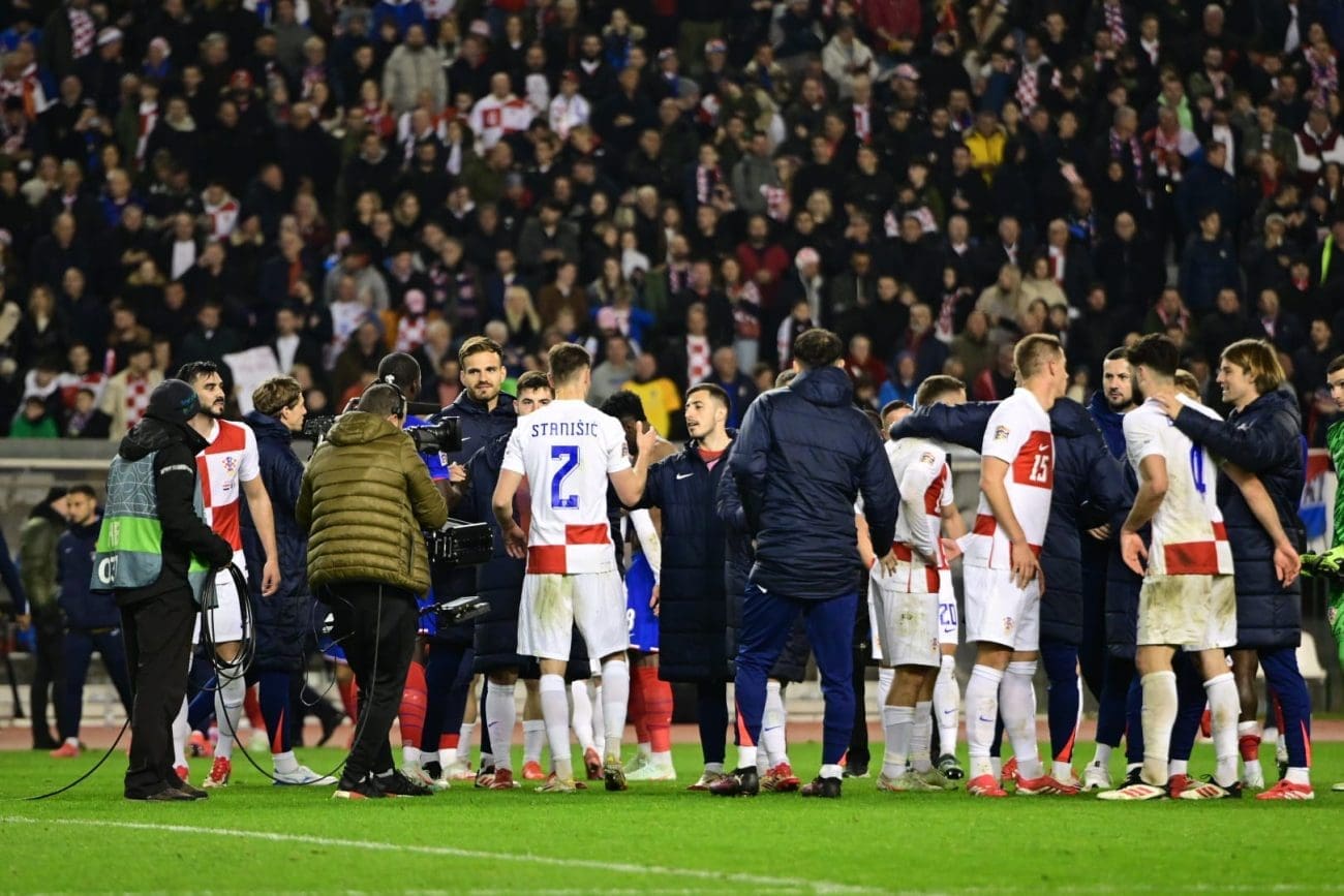 Euforični navijač uletio na travnjak nakon utakmice. Pozdravio ga je jedan igrač