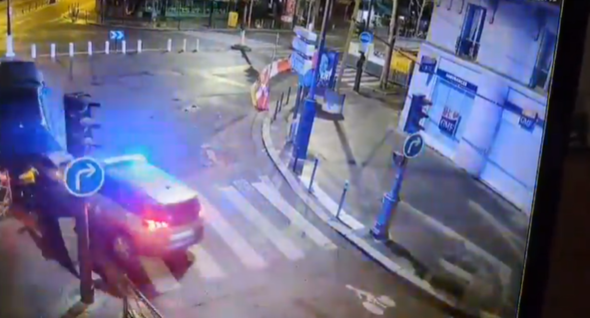 FILMSKA POTJERA Vozač udario u semafor, policijska vozila se zabila u njega