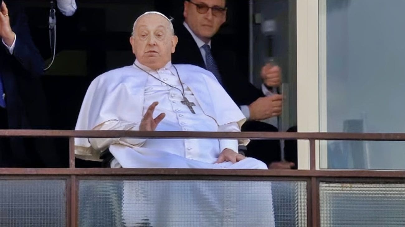 VIDEO Papa se pojavio na prozoru bolnice, evo kako izgleda