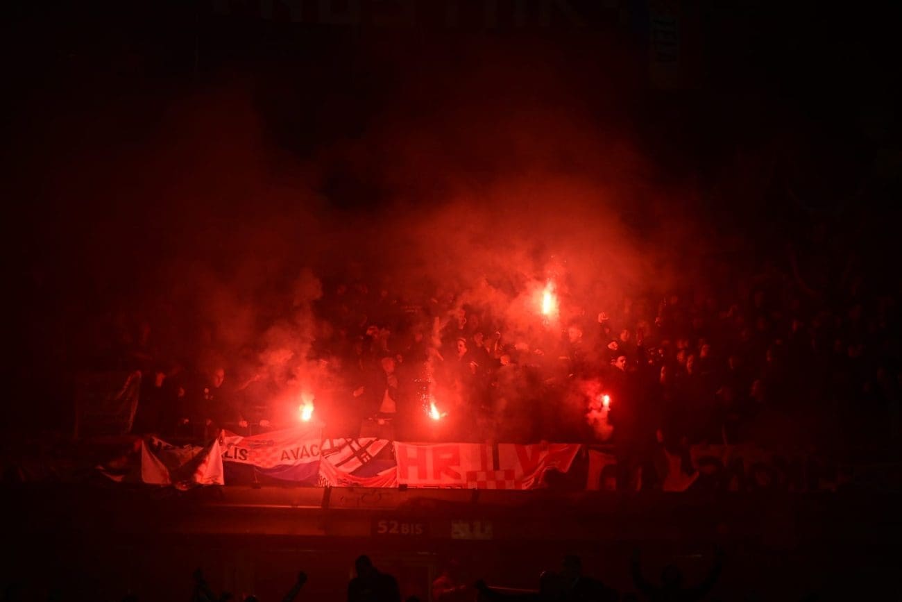 Hrvatski navijači uhićeni zbog nacističkih pozdrava: Pronađene šipke i dimne bombe