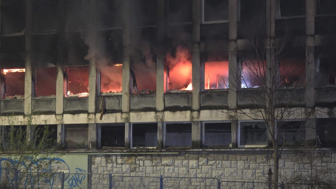 Ponovno izbio požar u zgradi 'Dalmacijavina', 15 vatrogasaca na terenu