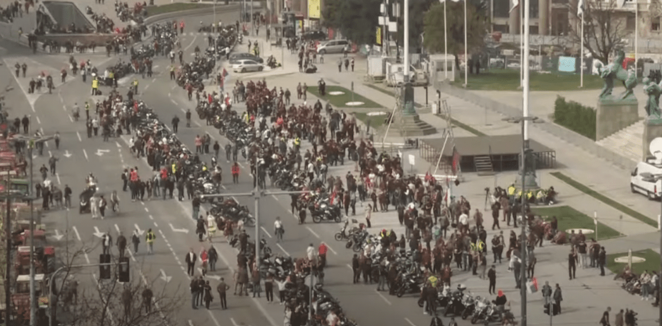 VIDEO Auto u Beogradu se zabio u prosvjednike, na prosvjed stižu deseci tisuća ljudi