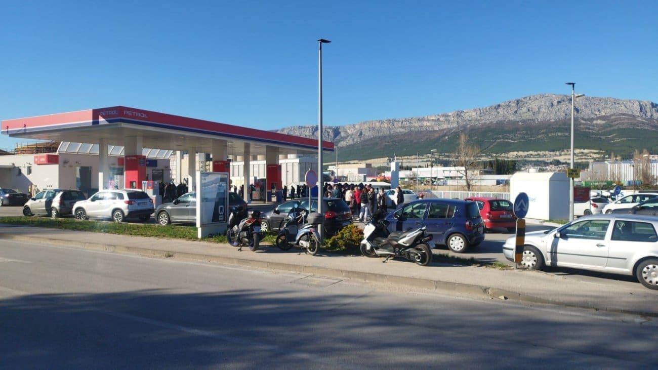 Nije zbog poskupljenja goriva: Pogledajte ogromne redovi ispred splitske benzinske crpke