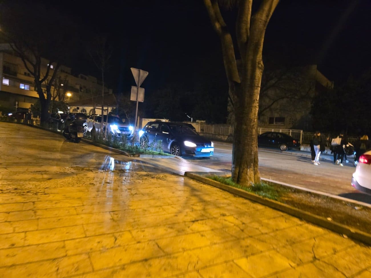 Taksisti strpljivo čekaju ispred Gripa. Hoće li zadovoljno trljati ruke na kraju večeri?