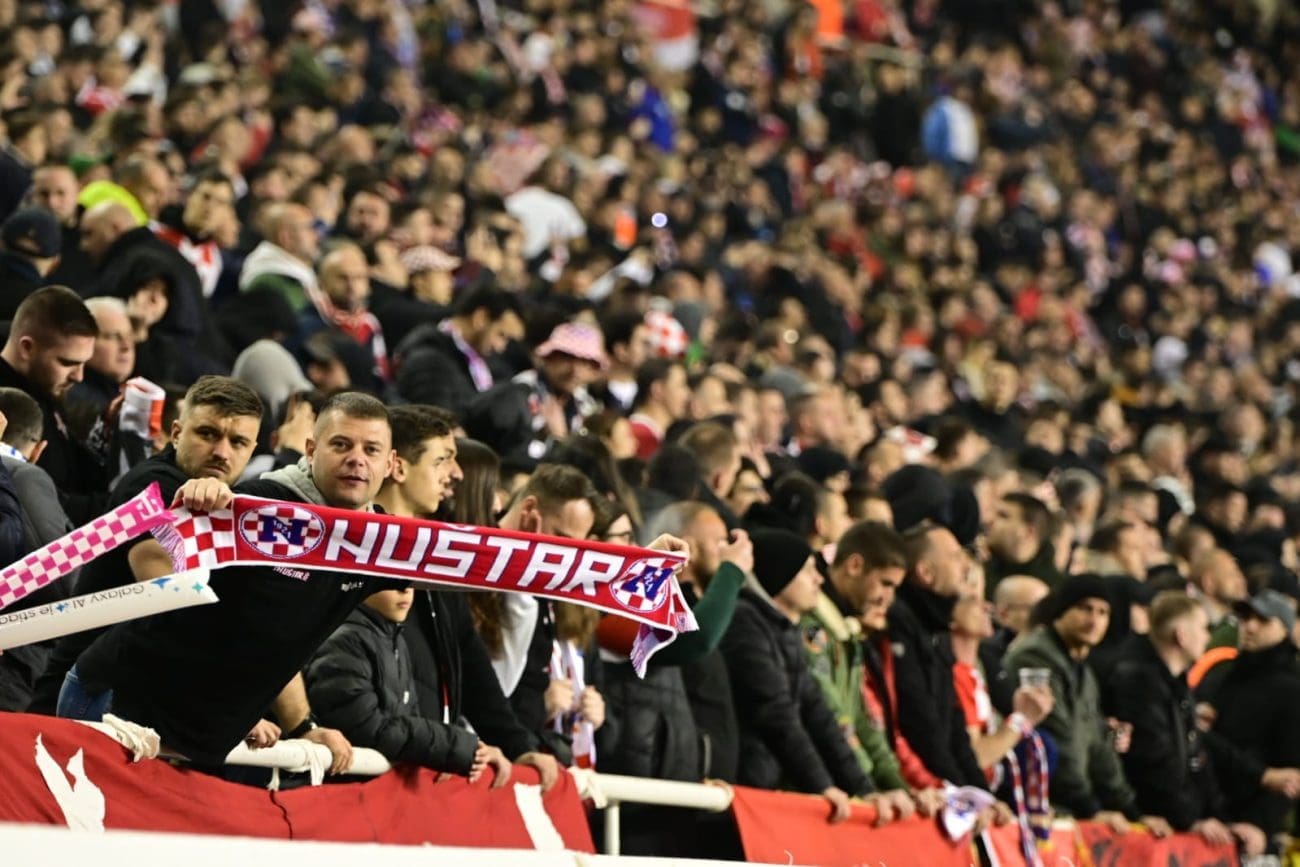 Igrači uz hit Thompsona ispraćeni s terena. Orilo se "Ako ne znaš šta je bilo"